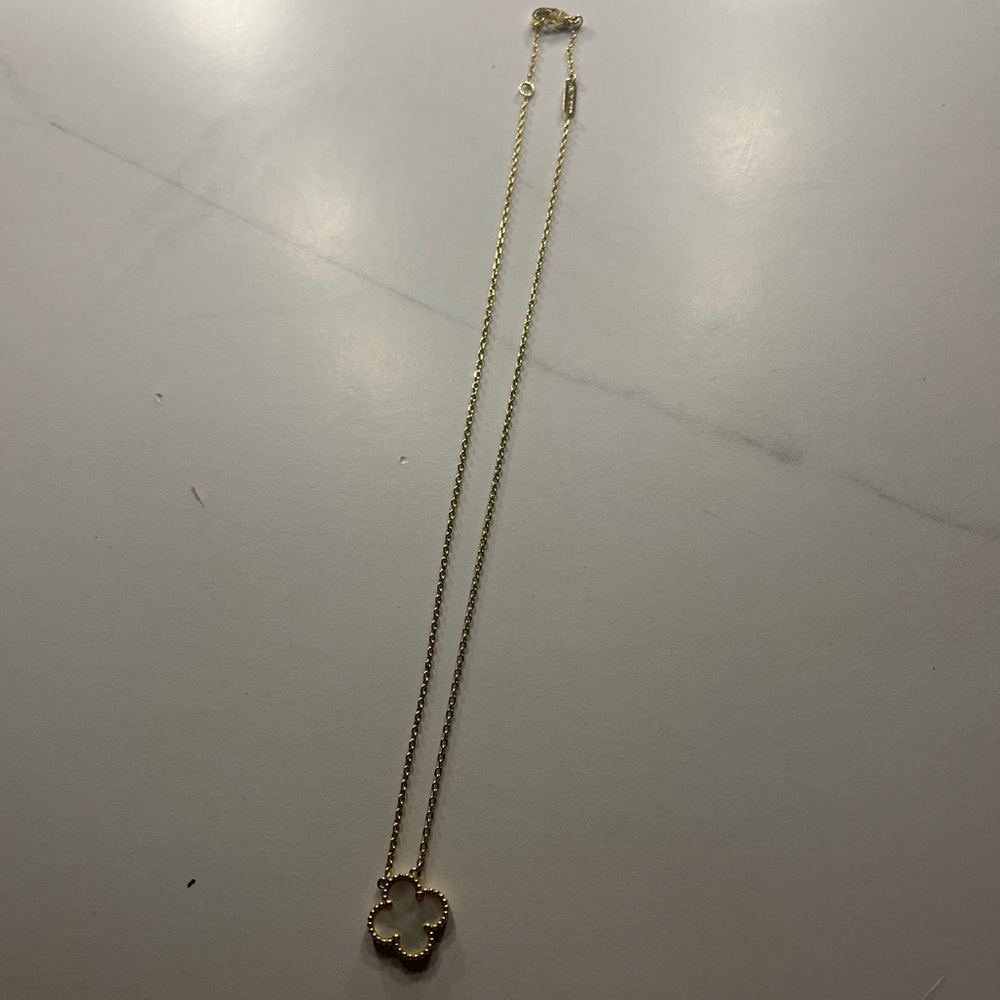 Off brand clover necklace